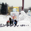 снежный городок, кормление голубей на площади г.Белово (03-02-2011). Автор: psyandr