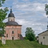 Слева: церковь Иоанна Предтечи (1531-1534), справа: церковь Сергия Радонежского (1560-1594).