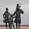 Скульптура молодой семьи в архитектурных и скульптурных комплекс «первопроходцы». Автор: IPAAT