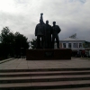 Памятник трем коммунистам (попросту - три мужика). Автор: Громов