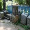 Старые надгробные плиты. Автор: SAN-36