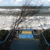 Штормовое море и деревянная лестница на пляж в Зеленоградске. Автор: White1